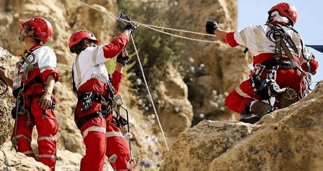 امدادرسانی به ۵ طبیعت‌گرد گرفتار در ارتفاعات زردکوه چهارمحال‌وبختیاری